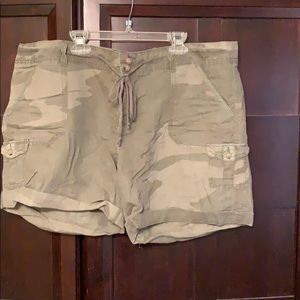 American Eagle, Women’s Camo roll up shorts